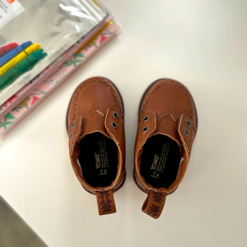 Never worn, cute baby boots - Picture 3 of 4